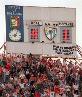 Imagen secundaria 2 - Arriba, Fernando Puche (presidente), junto a otros dirigentes en la celebracón del ascenso; debajo, Quino afeitando la barba a Roteta tras su promesa y, sobre estas líneas, el marcador histórico de aquel choque.