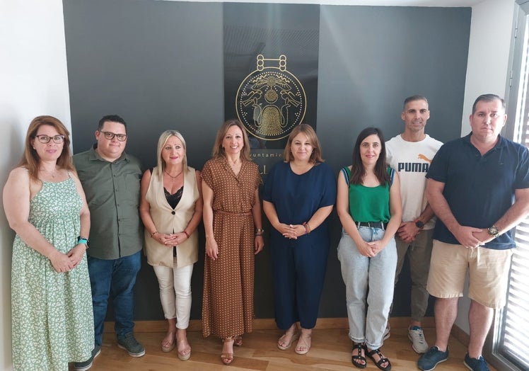 Patricia Navarro, con la nueva alcaldesa de Algarrobo, Natacha Rivas, y ediles del gobierno municipal.