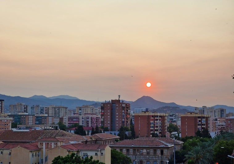 Aspecto de los cielos de Málaga capital esta mañana.