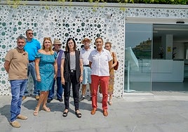 Concejales del PSOE, a las puertas de la nueva oficina de turismo de San Pedro.