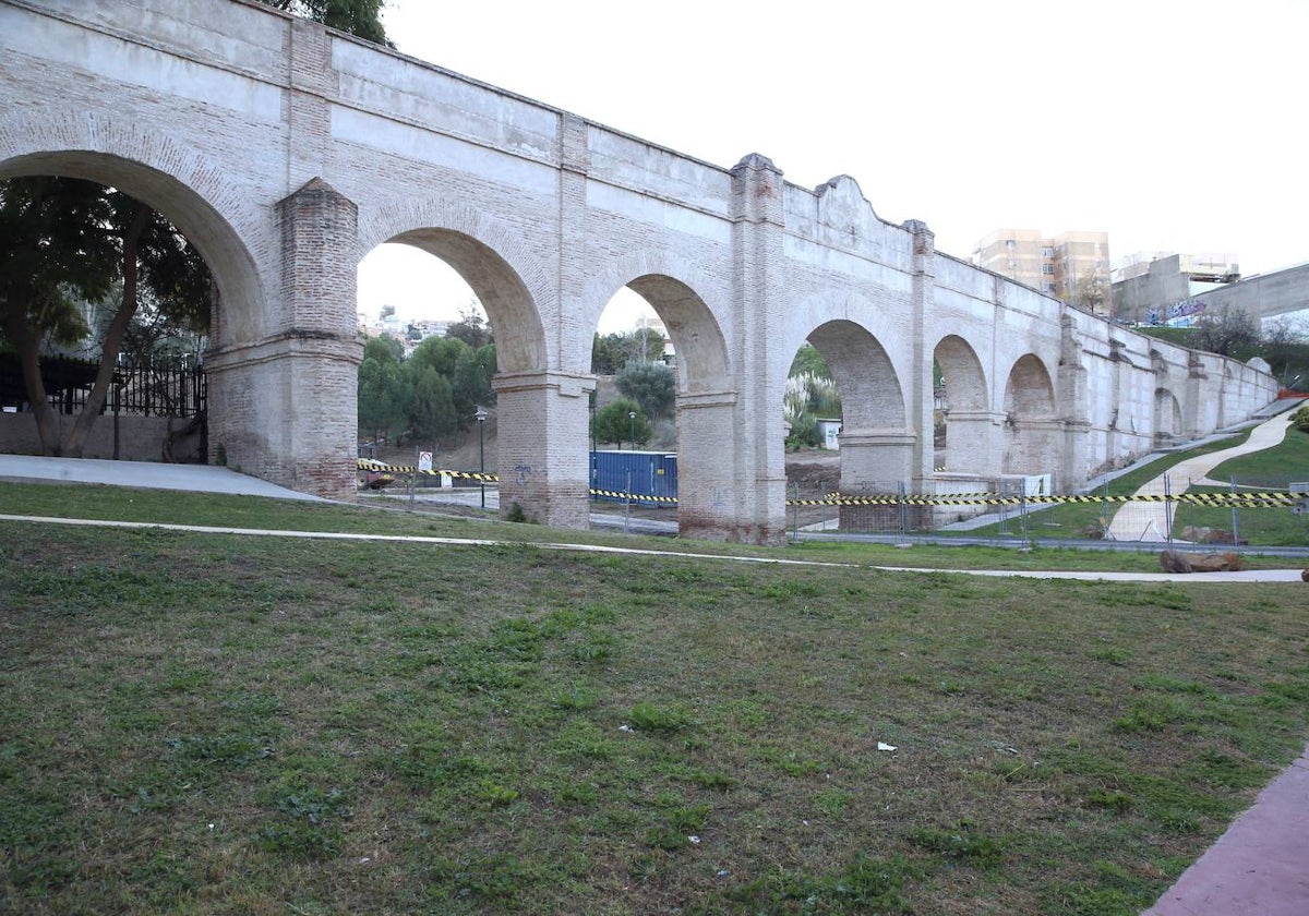 Tramo del Acueducto de San Telmo junto al que el Ayuntamiento creó una zona verde.