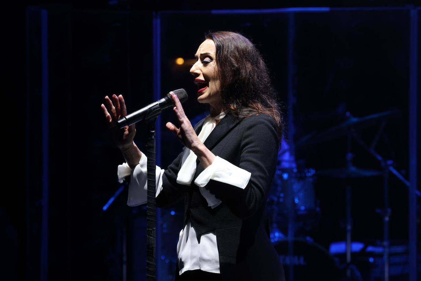 Luz Casal conquista el Teatro Cervantes