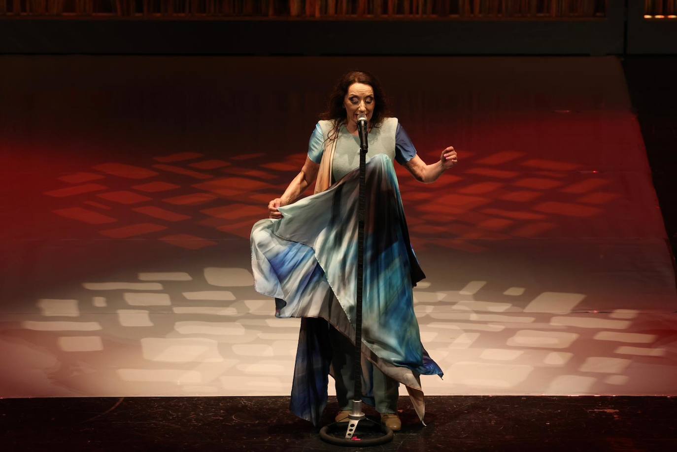 Luz Casal conquista el Teatro Cervantes