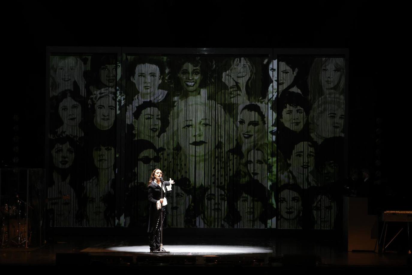 Luz Casal conquista el Teatro Cervantes