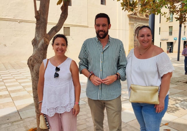 El portavoz socialista veleño Víctor González, en la plaza de Las Carmelitas, con dos militantes.