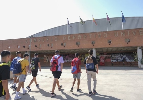 Un grupo de estudiantes se dirige al complejo deportivo de la UMA en Teatinos.