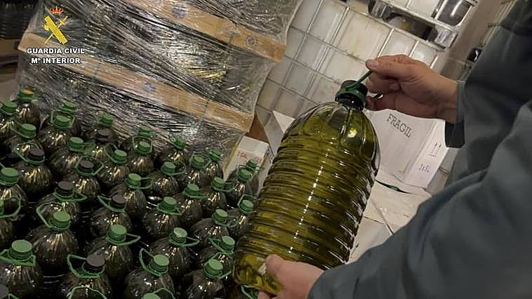 Fraude del aceite en Andalucía: inmovilizados más de 143.000 litros que se vendían como virgen extra