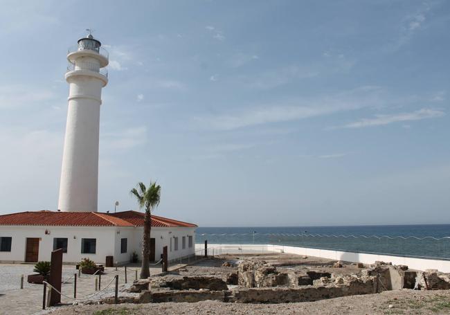 Junto al Faro de Torrox se puede visitar el valioso yacimiento de la ciudad de Caviclum.