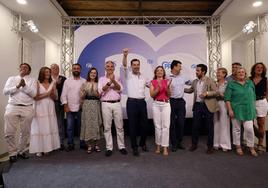 Moreno, Bendodo y Navarro, con integrantes de las listas al Congreso y el Senado.