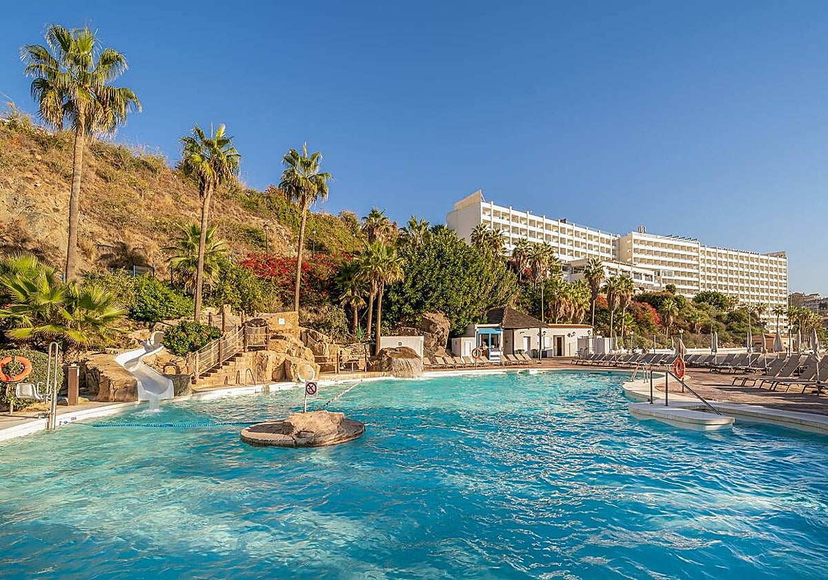Vista de una piscina de un hotel de la Costa del Sol.
