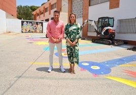 El alcalde torroxeño, Óscar Medina, y la concejala de Obras, Paola Moreno, en el colegio público Mare Nostrum.