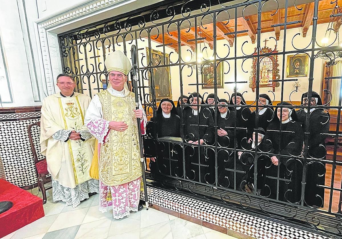 El Obispo, tras la apertura de la causa, junto a la comunidad de monjas mínimas de Archidona.
