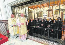El Obispo, tras la apertura de la causa, junto a la comunidad de monjas mínimas de Archidona.