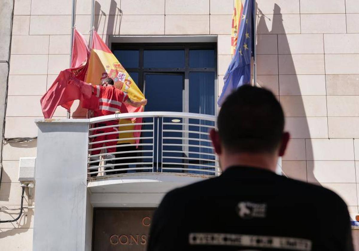 Banderas a media asta en el Ayuntamiento de Zuera.