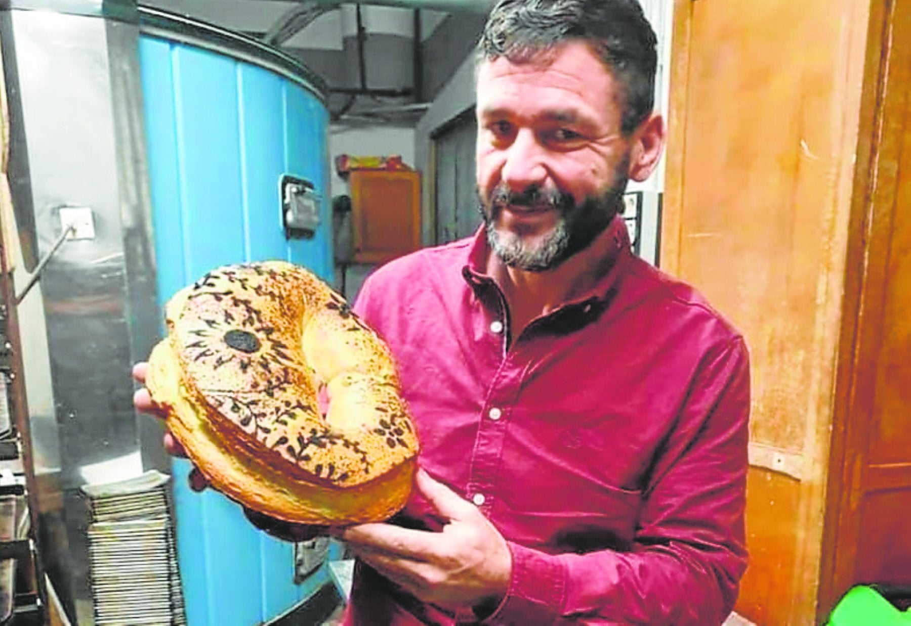 Juan Manuel Moreno, con uno de su panes.