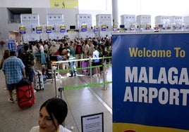 El aeropuerto de Málaga vive el primer gran fin de semana del verano.