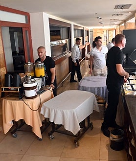 Imagen secundaria 2 - El cierre de las cocinas y las terrazas del hotel Guadalpín Banús deja en el aire su continuidad