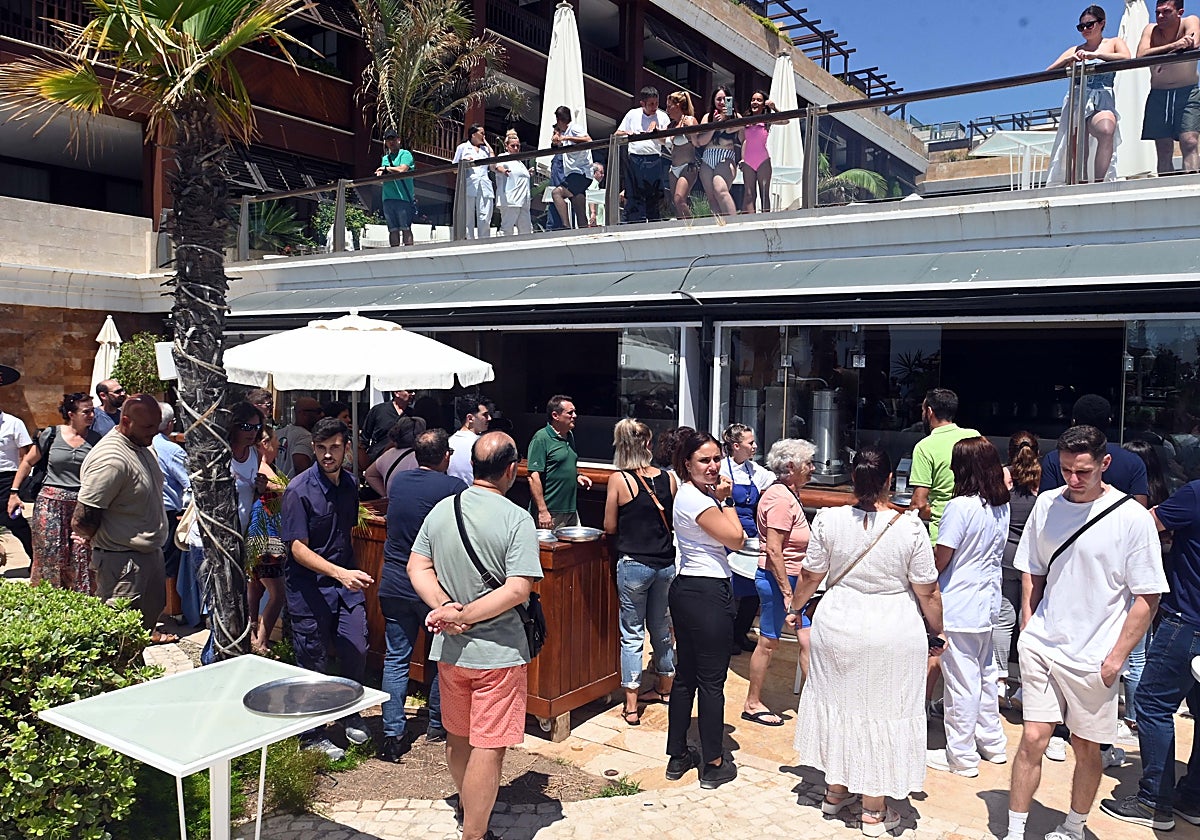 Trabajadores del hotel Guadalpín Banús, tras el desalojo de las cocinas.