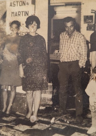 Imagen secundaria 1 - Adolfo junto a su padre en el taller de Torremolinos (primera), junto a varios miembros de su familia (segunda) y una foto de su abuelo Adolfo, fundador de uno de los primeros talleres de Málaga (tercera).