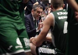 Ibon Navarro se dirige a sus jugadores en un tiempo muerto.