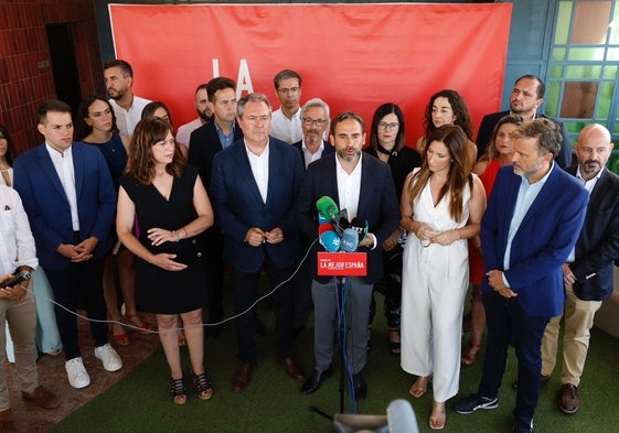 Espadas, Pérez y Ramírez, junto a miembros de la candidatura socialista por Málaga.