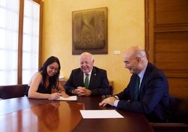 La edil veleño, firmando la renuncia a su acta como parlamentaria andaluza.