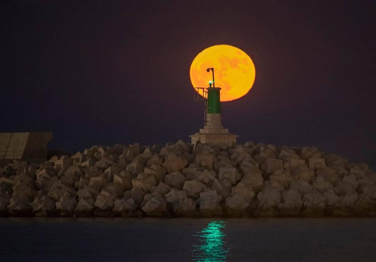 La Superluna, desde el Puerto de Málaga