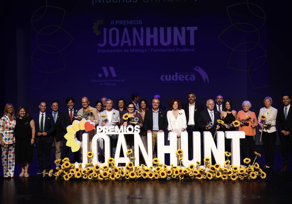 Foto de familia de premiados, organización y representantes institucionales, al terminar la entrega de premios en el Auditorio Edgar Neville.