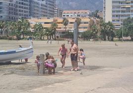 Duchas en la playa de Malapesquera de Benalmádena.