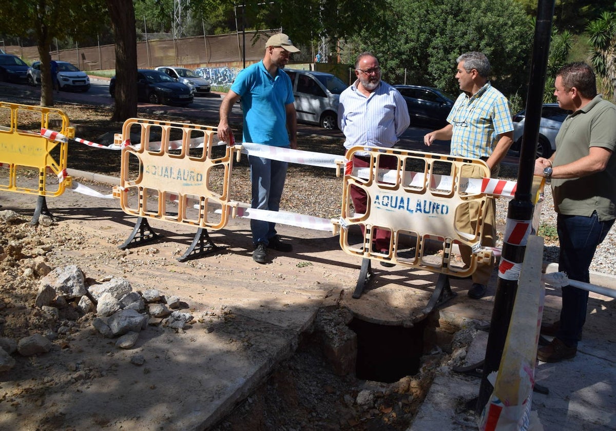 El alcalde de Alhaurín de la Torre, Joaquín Villanova, junto al concejal de Aqualauro, Abel Perea en su visita a las obras de Retamar.