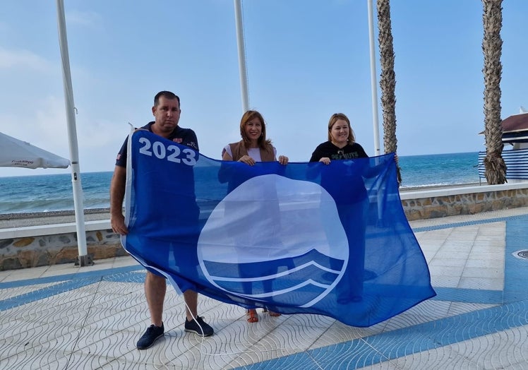 Imagen principal - Izado de las banderas azules en Algarrobo, Torrox y Nerja.