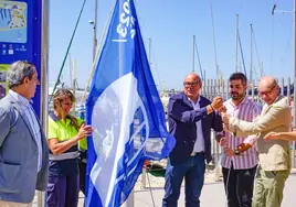 Acto de izada de la bandera azul en el puerto de Caleta de Vélez.