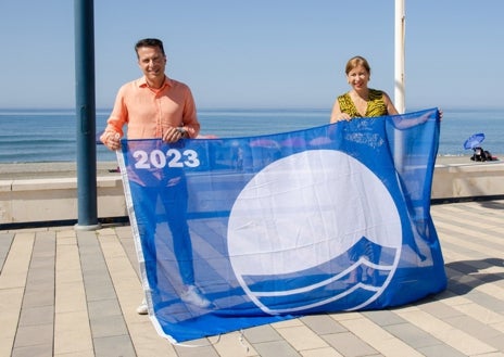 Imagen secundaria 1 - Izado de las banderas azules en Algarrobo, Torrox y Nerja.