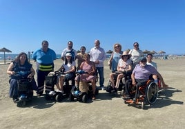 Integrantes de la asociación veleña Amivel, con el primer teniente de Alcalde en Torre del Mar.