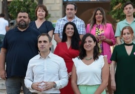 Valero junto a miembros de la candidatura ante el Museo de Málaga.