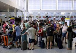 Vista del aeropuerto en plena avalancha de viajeros de inicio de julio.