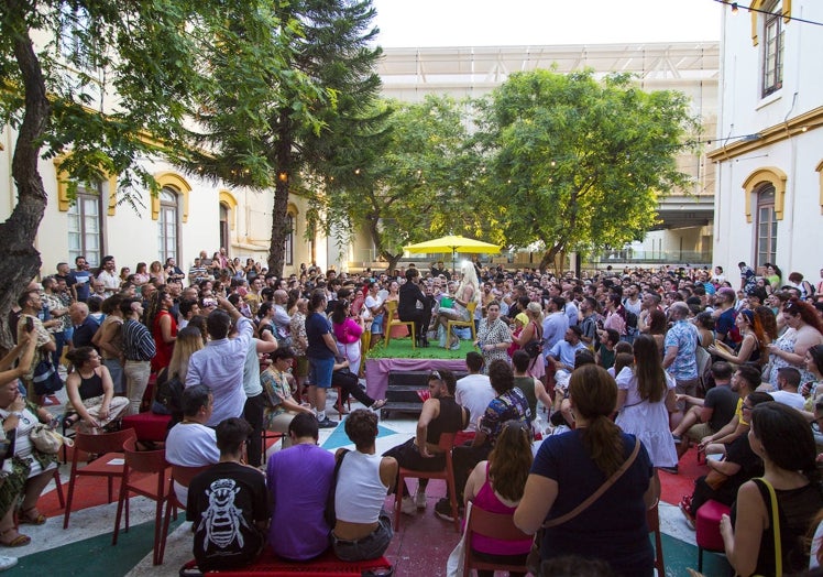 'Canteres queer' llenó el patio de La Térmica.