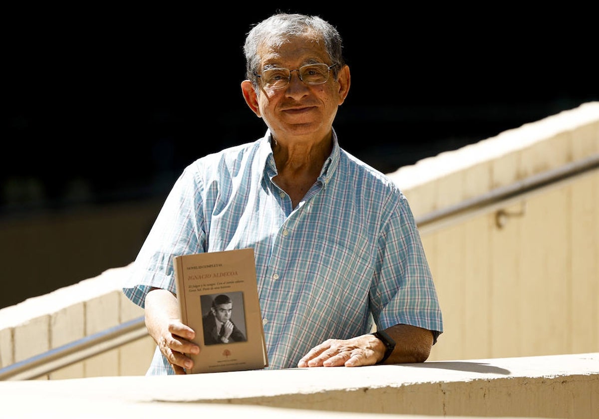 El profesor Hipólito Esteban Soler, con el ejemplar de las 'Novelas completas' de Aldecoa.