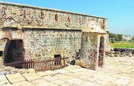 Fortaleza. A un paso del mar, el conocido como Castillo de la Duquesa es un emblema de Manilva.