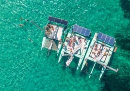 Vista área de los barcos, con sus paneles solares.