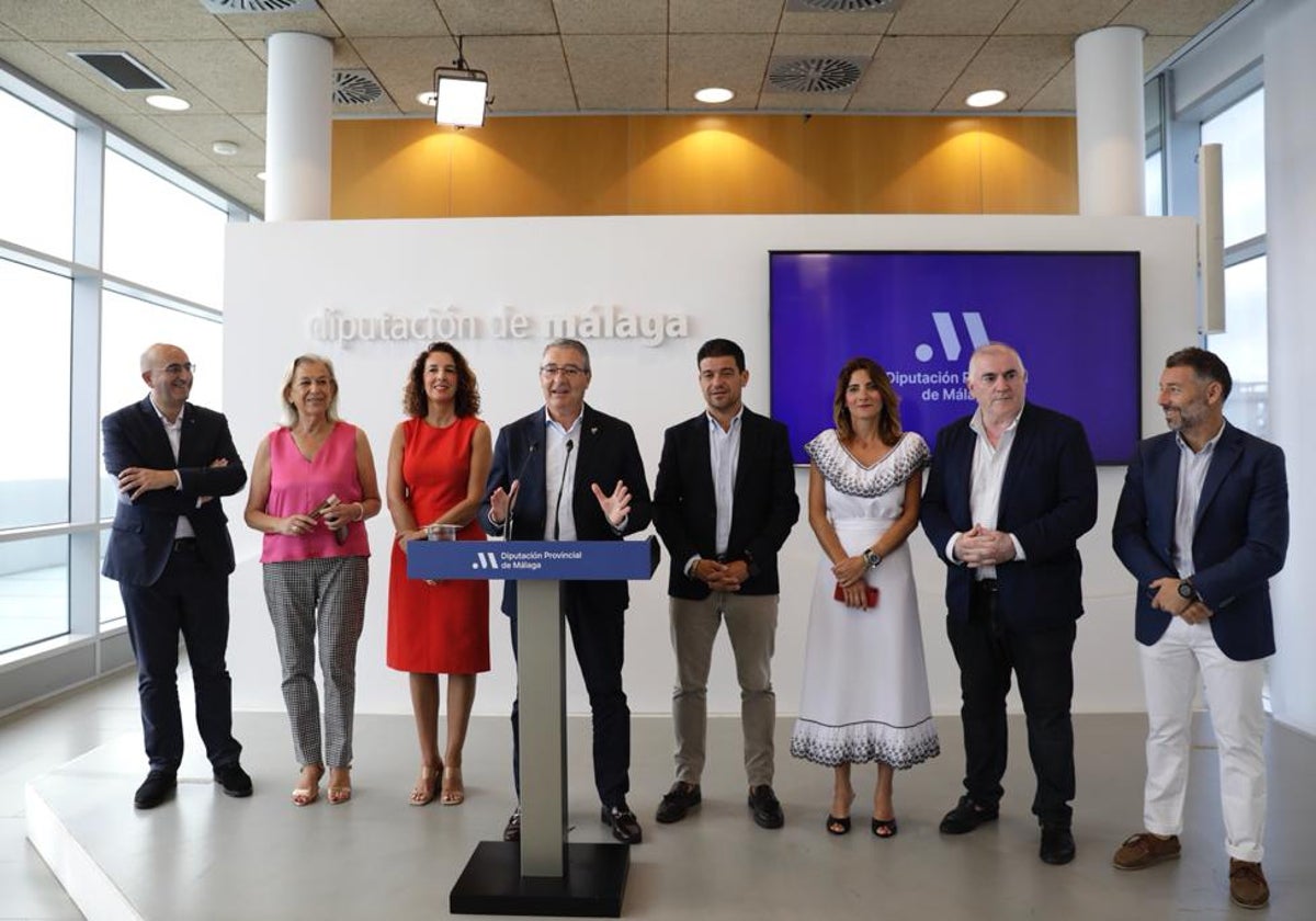 Salado junto a los seis vicepresidentes y la portavoz del PP.