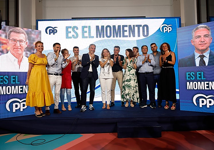 Bendodo y Navarro con los integrantes de las listas al Congreso y el Senado.