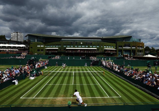 Vista general de la pista 10 del All England Tennis Club de Wimbledon, en el duelo entre Davidovich y Fils de este jueves.