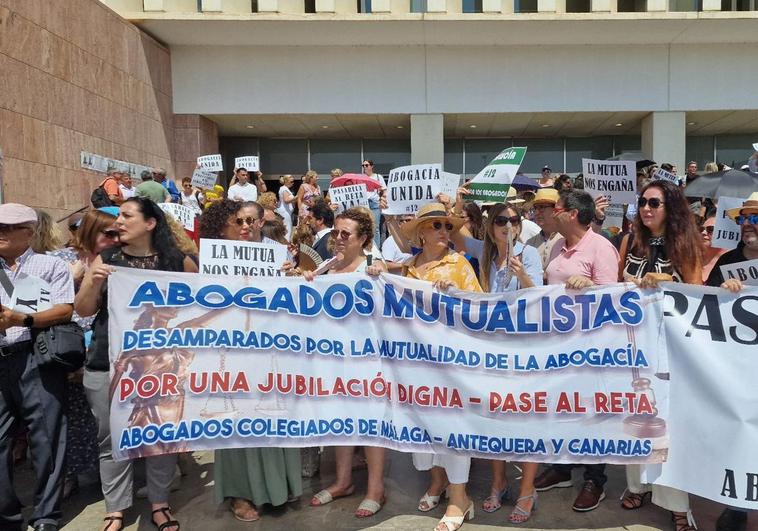 Abogados y procuradores mutualistas reivindican en Málaga unas pensiones «dignas»