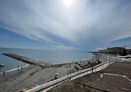 Imagen de la playa torroxeña de Ferrara, con el espigón inaugurado en 2016 en primer término.