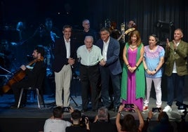 Manuel del Campo, en el escenario junto al subdelegado del Gobierno accidental, el alcalde nerjeño, la delegada de Turismo y el gerente de la Cueva de Nerja.