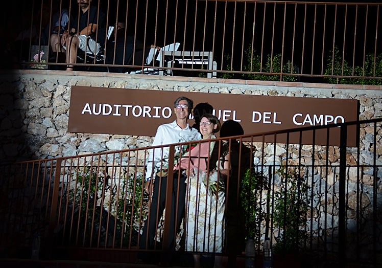 Los hijos del músico malagueño, tras descubrir la placa que da nombre al nuevo auditorio al aire libre.