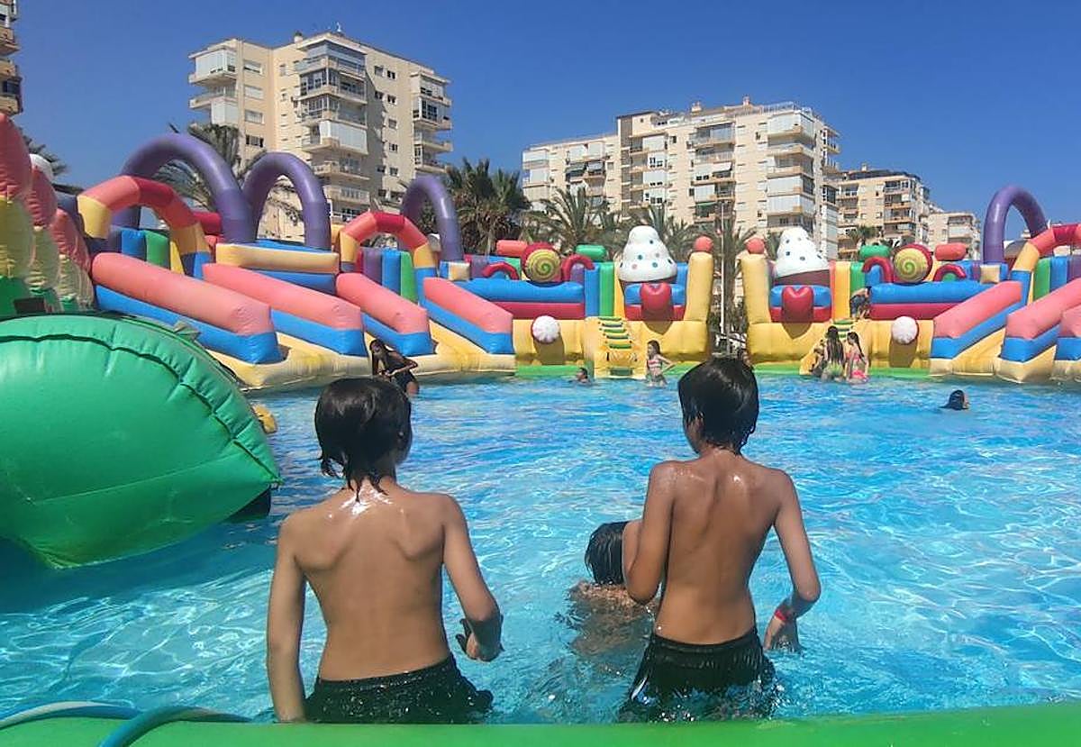 Parque acúatico hinchable de Algarrobo: un oasis de diversión a pie de playa