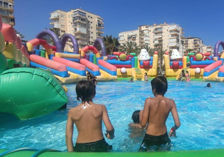 Un grupo de niños disfruta del parque acuático hinchable instalado en Algarrobo, en la Axarquía.