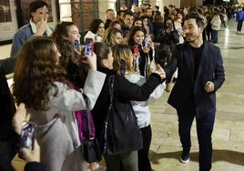 Javier Castillo, saludando a los lectores en la cola de la presentación en el Aula de SUR de 'El cuco de cristal'.